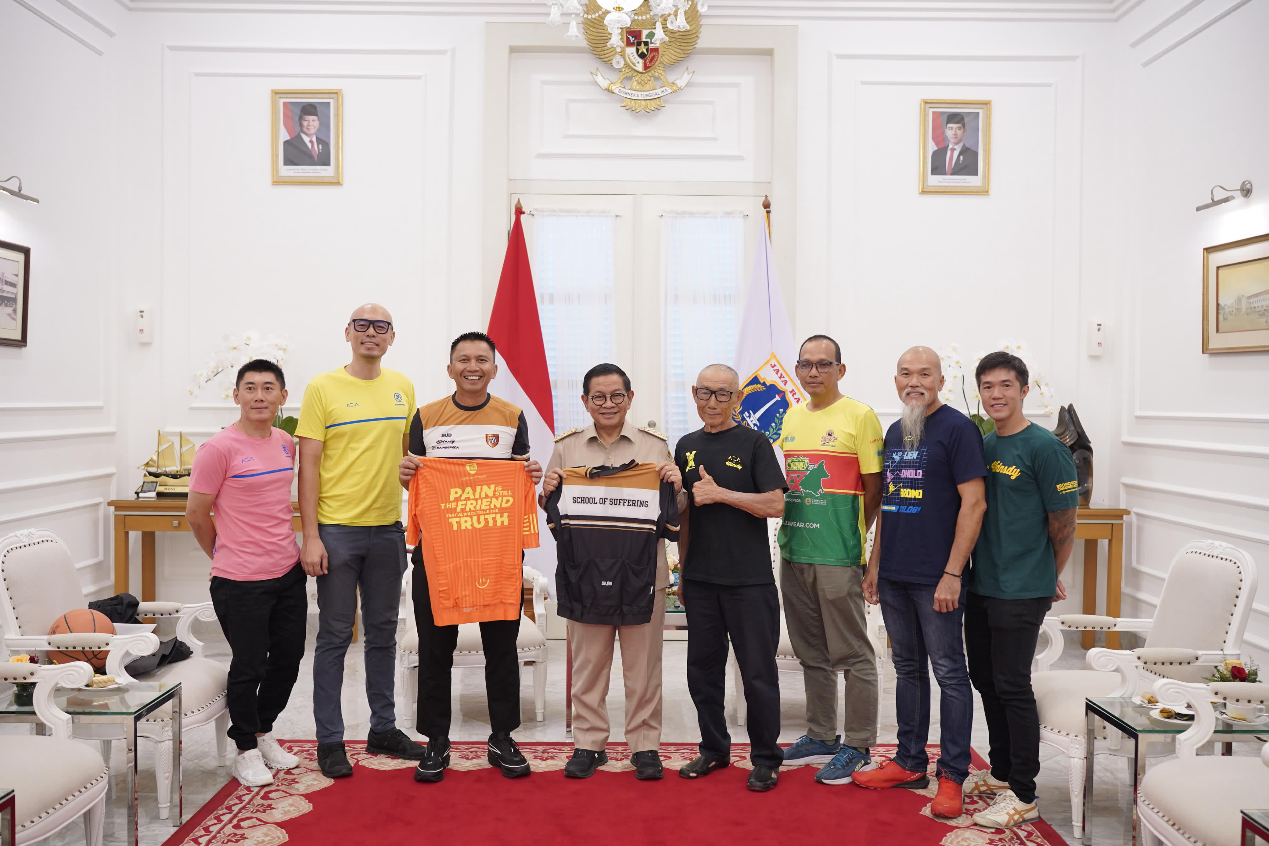 Tuntaskan Janji ke Gubernur Pramono Anung, Presiden Persebaya Azrul Ananda Gowes Surabaya-Jakarta