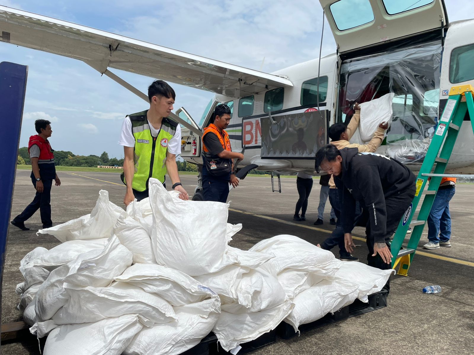 BNPB dan BMKG Gelar Operasi Modifikasi Cuaca Antisipasi Bencana Hidrometeorologi Basah Di Jawa Barat 