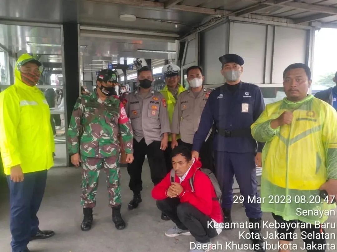 Nekat Beraksi Pagi-pagi, Pencopet di Halte Transjakarta Berhasil Ditangkap Polisi