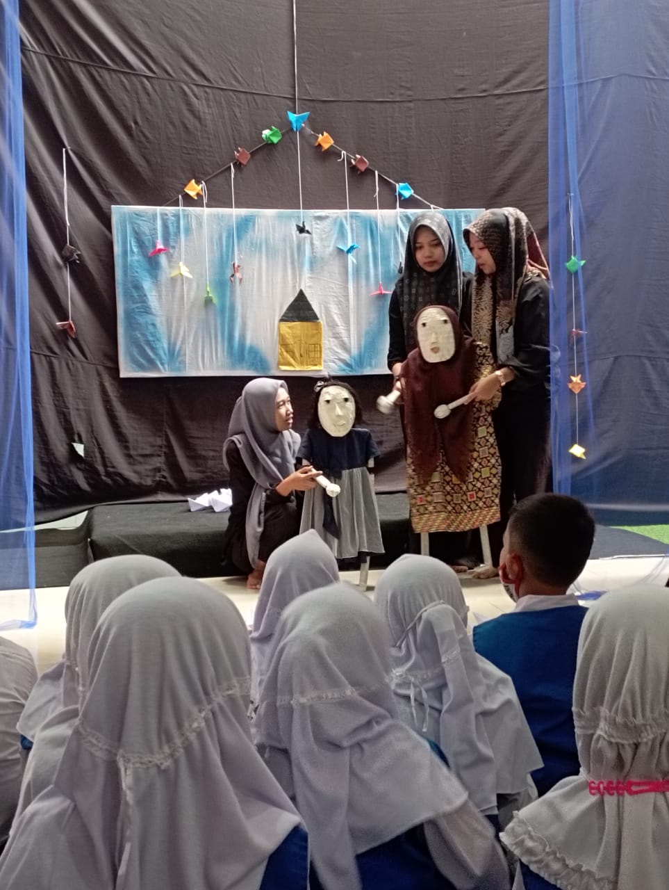 Pertama Kali Tampilkan di Prodi Sendratasik, Teater Boneka Hibur Siswa PAUD