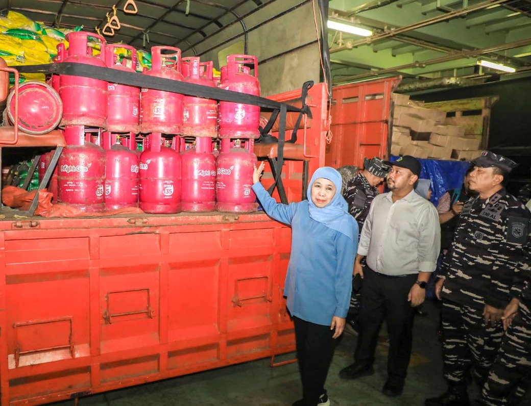 Respon Lonjakan Harga, Gubernur Khofifah Kirim Bantuan Logistik ke Pulau Bawean dengan KRI Surabaya 591