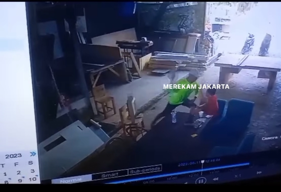 Viral, Tanpa Sebab Pria Kepruk Kepala Temannya dengan Batu, Ini Kata Polisi