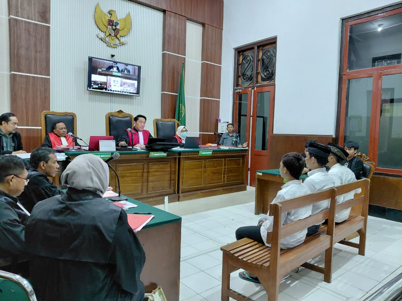 Sidang Putusan Kasus Bensin di Demo Polda Jatim Ditunda, Dua Terdakwa Dituntut 6 Bulan Bui