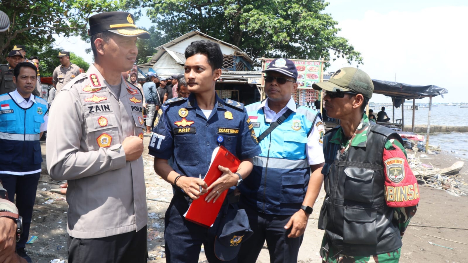 Kapolres Metro Tangerang Kota Pantau Wisata Pantai Ramai Pengunjung di H+5 Lebaran 2025