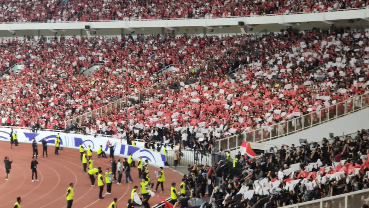 BIKIN MERINDING! Aliansi Suporter Timnas dari Eropa Hafal Lagu Indonesia Raya, Media Inggris Takjub