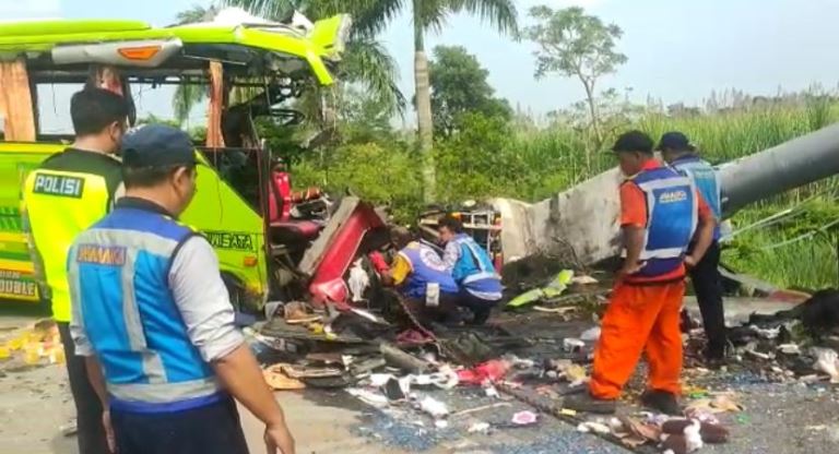 Bus Wisata Terguling di Tol Sumo, 13 Meninggal