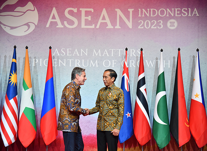 Jokowi Ajak Menlu-Menlu ASEAN Menang Tanpa Ngasorake