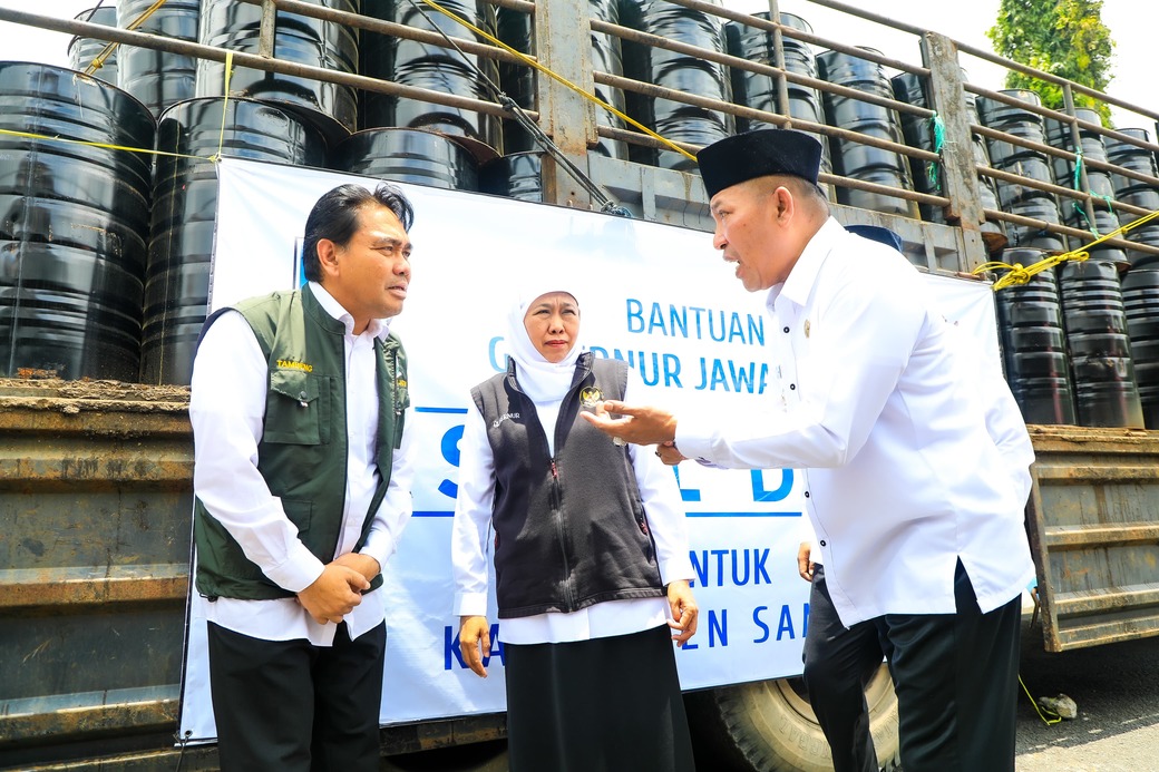 Gubernur Khofifah Salurkan 9.300 Drum Aspal untuk Perbaikan Jalan Kabupaten dan Desa