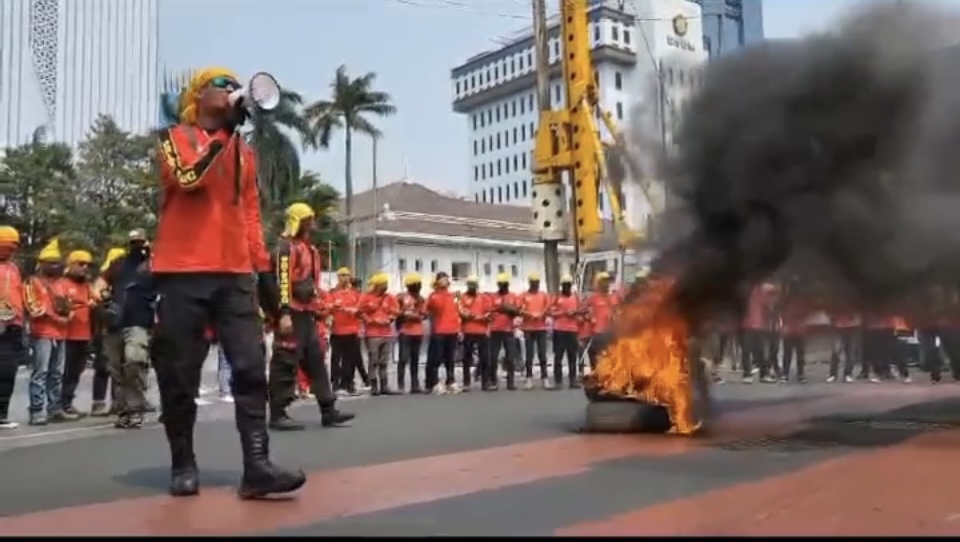 Aksi Demo Buruh Tuntut Omnibus Law Cipta Kerja di Patung Kuda Kian Brutal, Ban Dibakar-Akses Jalan Tertutup