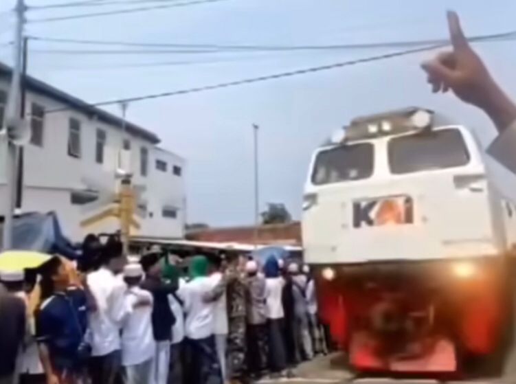 Viral Warga Peringati Maulid Nabi Hingga ke Pinggir Rel Kereta, KAI Daop 4 Buka Suara