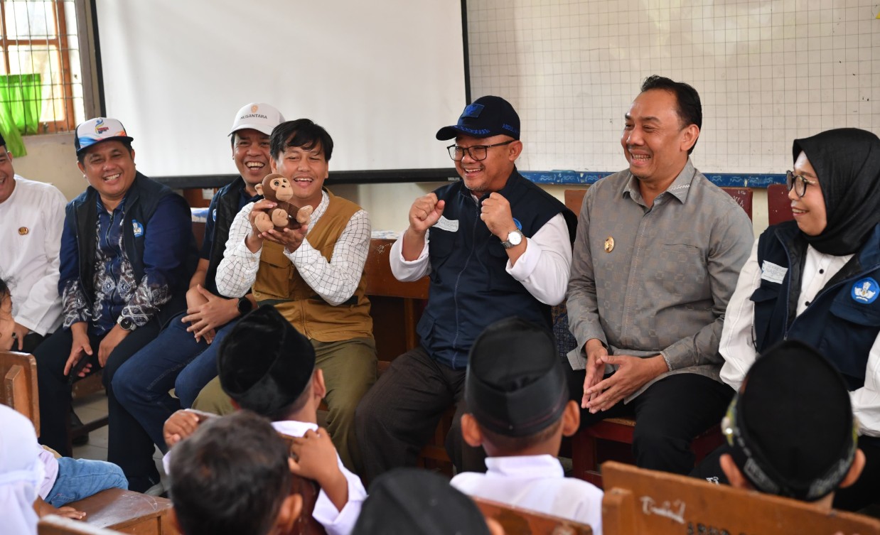 Pelajar di Agam Ikuti Pembelajaran Darurat, Mendikdasmen: Hebat! Tetap Semangat Belajar