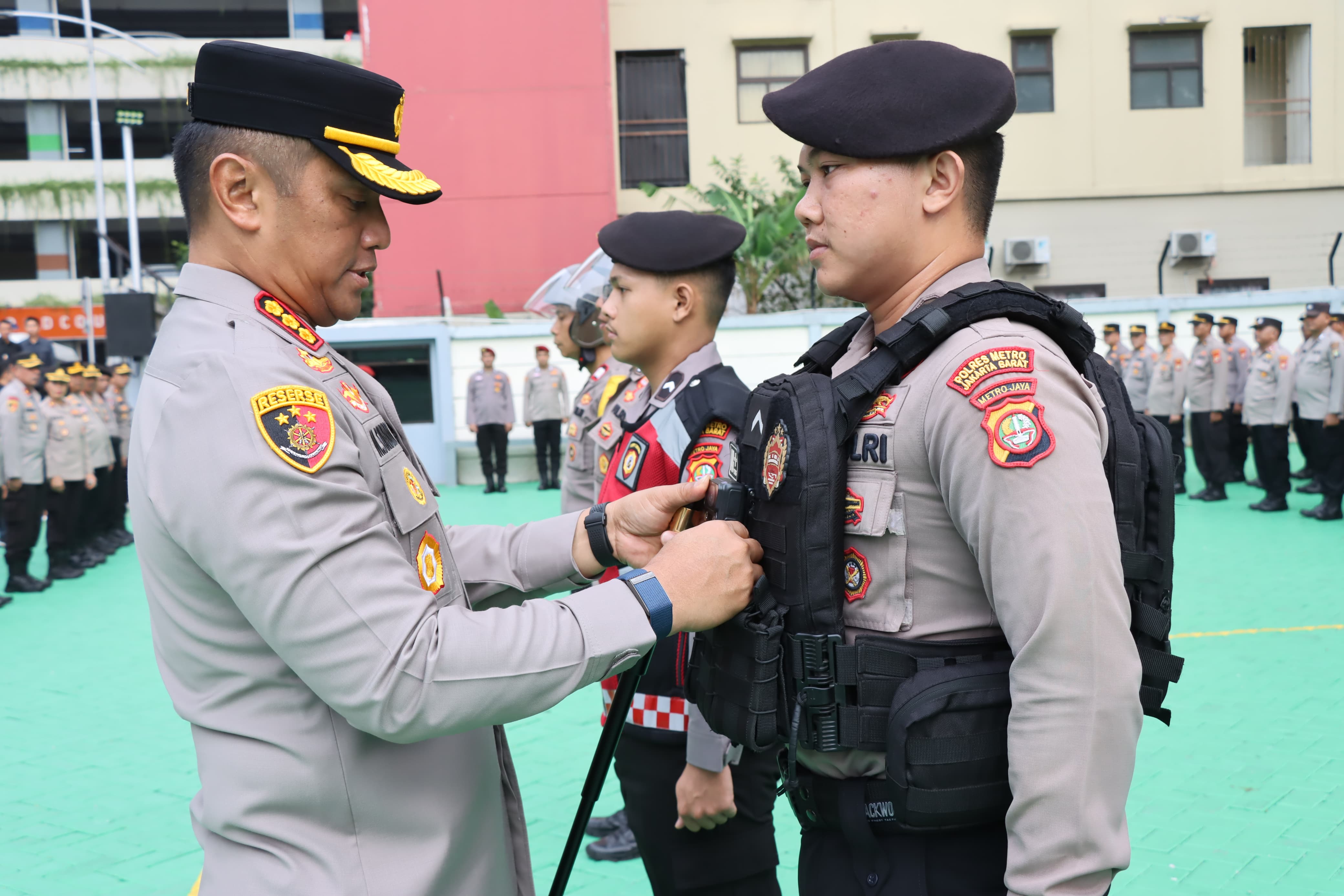 Keren! Kapolres Jakbar Lengkapi Personel dengan 500 Helm, Rompi, dan Bodycam untuk Amankan Pilkada 2024