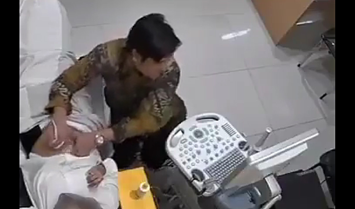 Wakil Direktur Klinik TKP Dugaan Pencabulan di Garut saat USG Diperiksa   