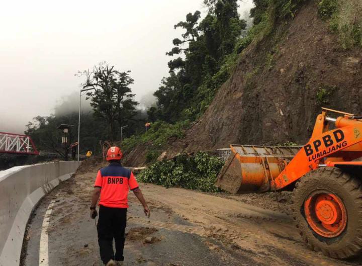 Sempat Putus, Akses Jalan Lumajang- Malang yang Tertimbun Longsor Sudah Berhasil Dibuka Kembali