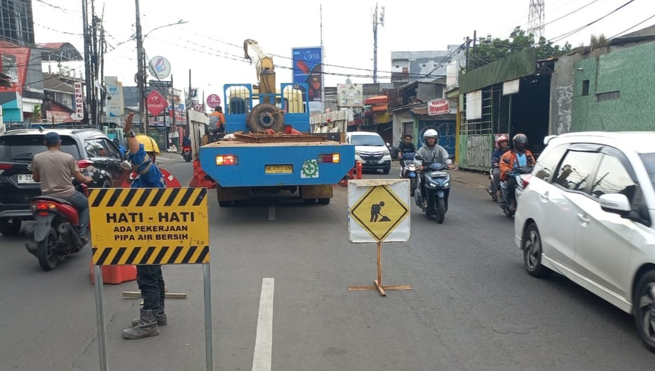 Klarifikasi PAM JAYA Terkait Pipa Air di Pondokgede Bocor hingga Jalan Tergenang