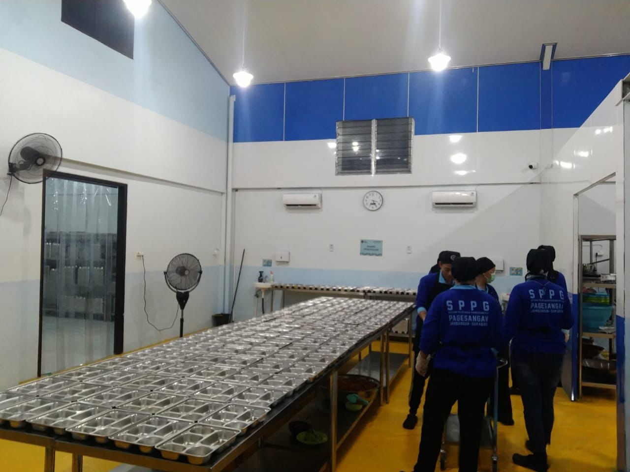 Keseruan Relawan Dapur MBG di Tengah Ritme Dapur yang Cepat