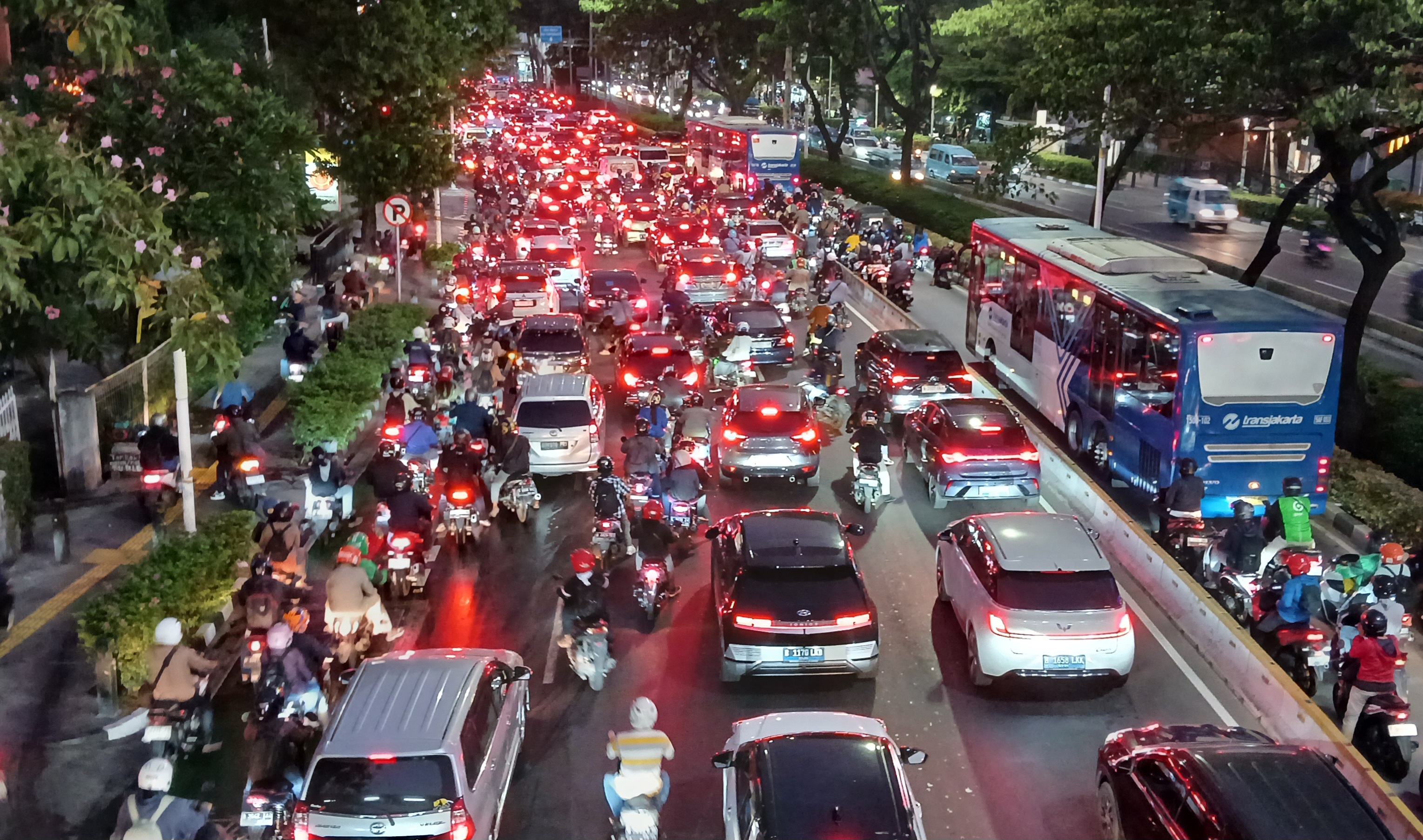 Ada Pengundian Nomor Urut Cagub di KPU DKI, Lalu Lintas Arah Salemba Macet Total!