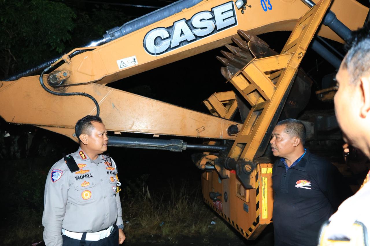 Polda Riau Kembali Kerahkan Tiga Alat Berat untuk Bantu Pemulihan Banjir Palembayan Agam