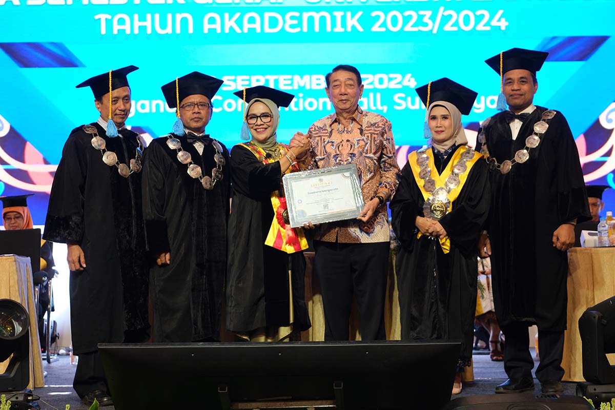 Wisuda Unitomo: Soedomo Berbagi Kisah Sukses Kapal Api, Kuncinya Banyak Teman dan Jujur 