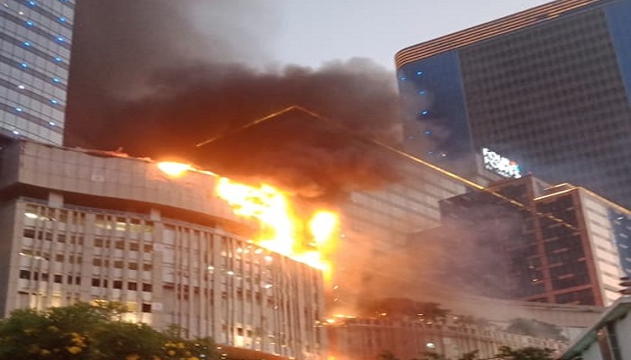 Kebakaran di Tunjungan Plaza 5 Surabaya, Pengguna Jalan Ramai Menonton di Pinggir Jalan