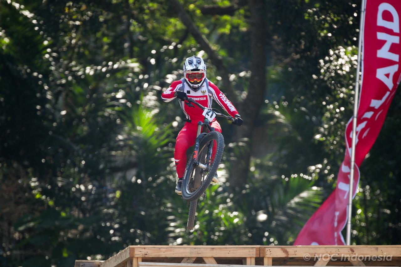 Rendy Varera dan Riska Amelia Raih Perak MTB Downhill, Buka Medali Indonesia di SEA Games 2025