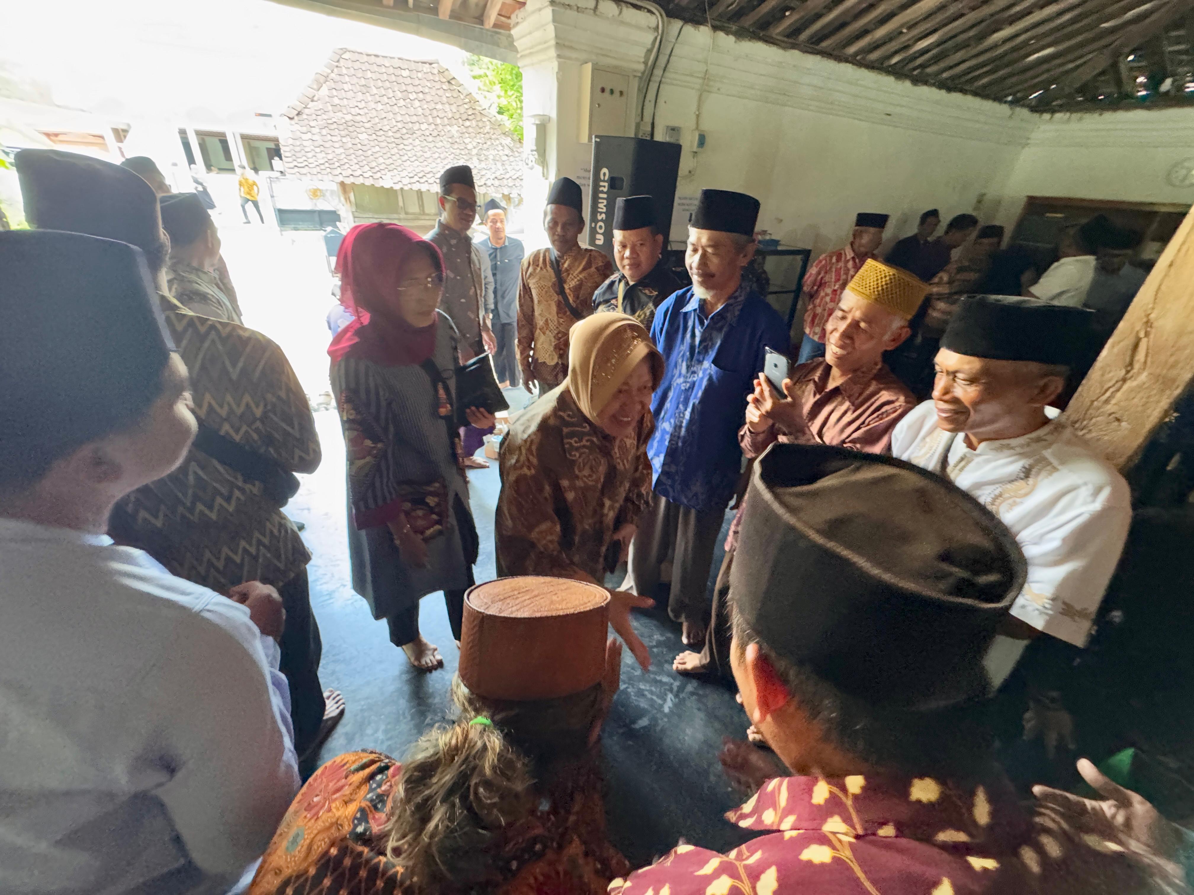 Risma Janjikan Laboratorium Komputer dan Insentif Guru Ngaji di Pondok Pesantren Jatim