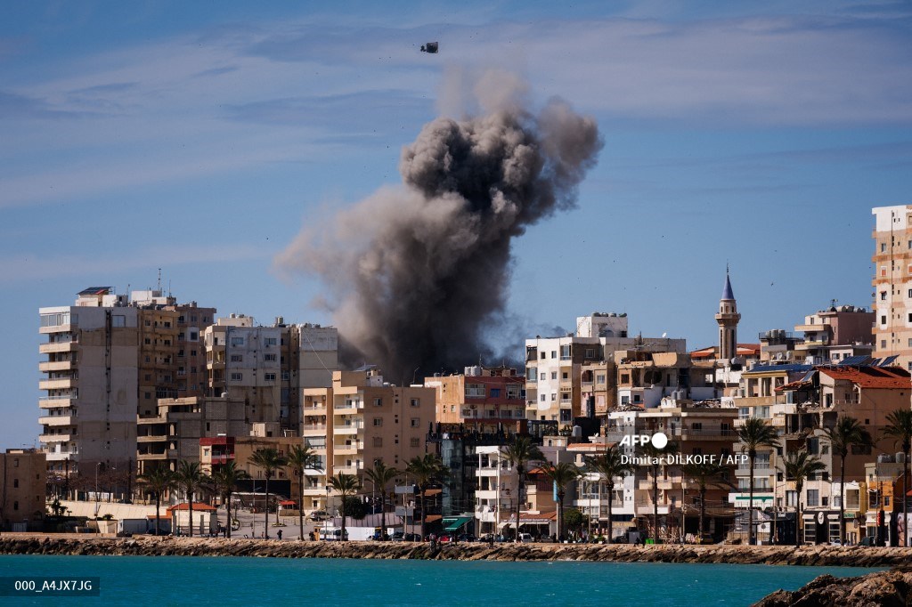 Iran Tembak Kapal Induk AS, Perang Timur Tengah Kian Meluas