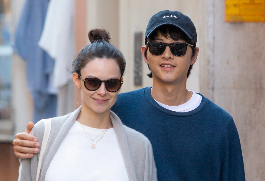 Katy Saunders Melahirkan Bayi Laki-laki di Roma, Song Joong-ki Bagi Kebahagiaan dengan Fans 