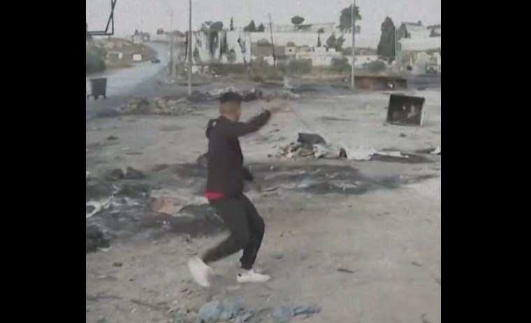 Pejuang Palestina Melawan, Militer Israel Dilempari Batu dan Bom Molotov di Ramallah