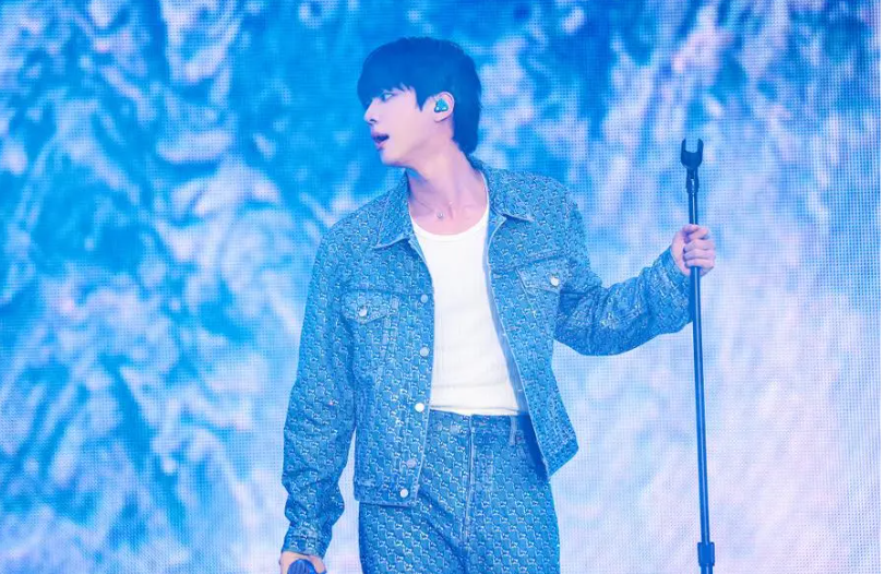 7 Keseruan Konser Jin BTS RUNSEOKJIN_EP.TOUR di Goyang, Usung Konsep Unik Libatkan ARMY