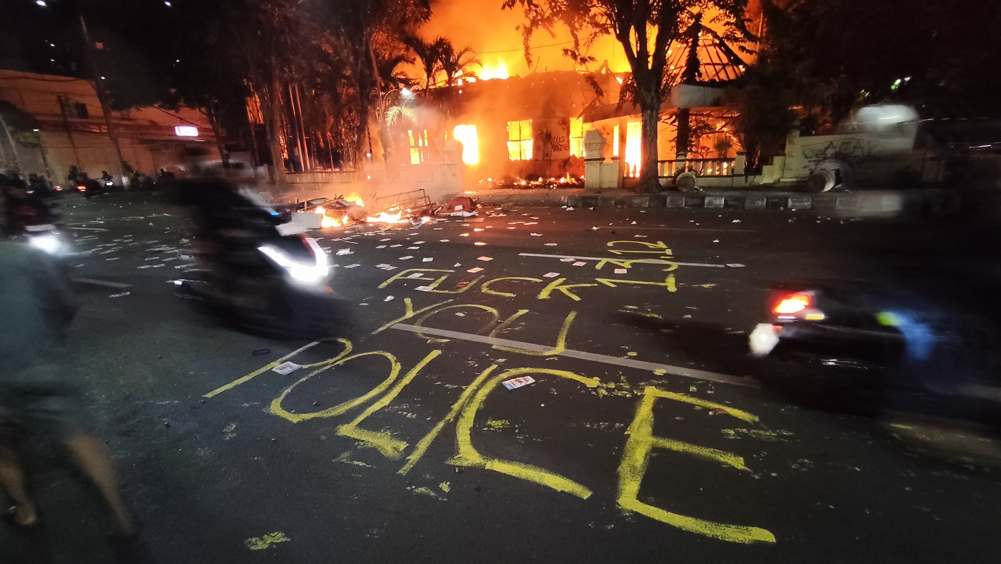 Setelah Grahadi, Polsek Tegalsari Surabaya juga Ludes Dibakar Massa