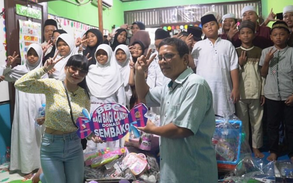 Dinar Candy Sumbangkan Rp100 Juta Hasil Tanding Tinju HSS ke 3 Panti Asuhan
