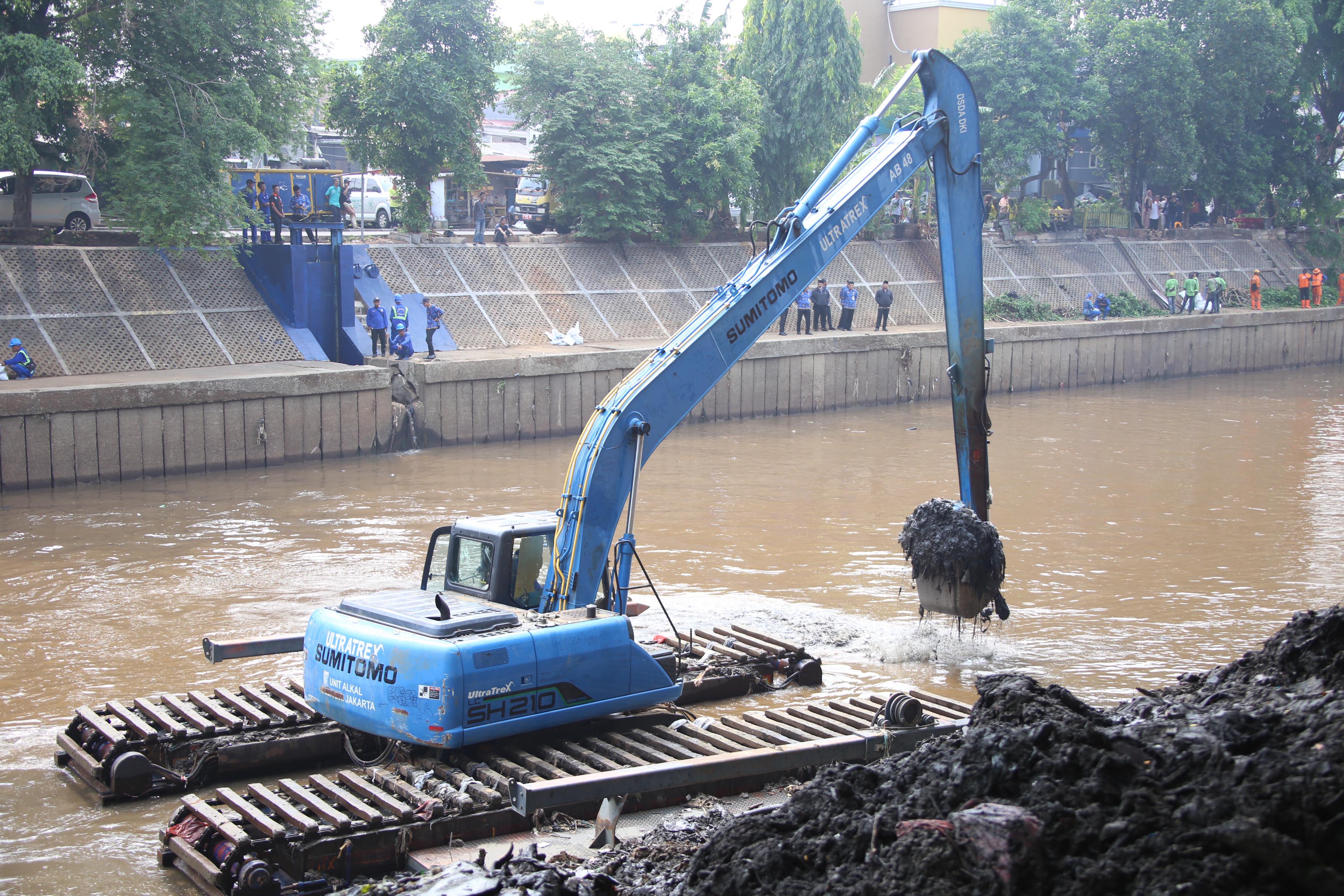 Geram Kelapa Gading Sering Banjir, Pramono Pimpin Langsung Pengerukan Kali Cakung Lama