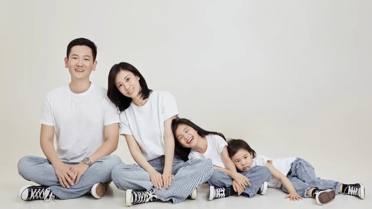 7 Ide Pose Foto Studio Tren 2025 bersama Keluarga
