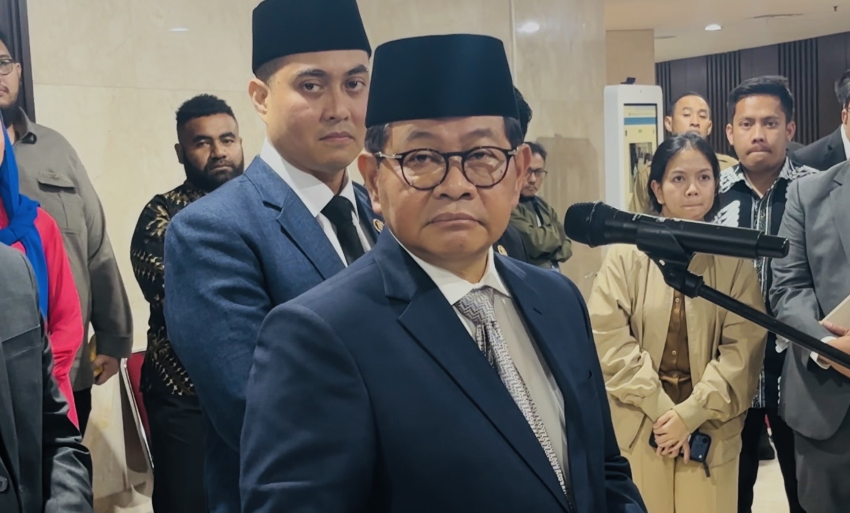 Pramono Bersihkan Kali Ciliwung yang Viral Alami Pendangkalan dan Banyak Sampah