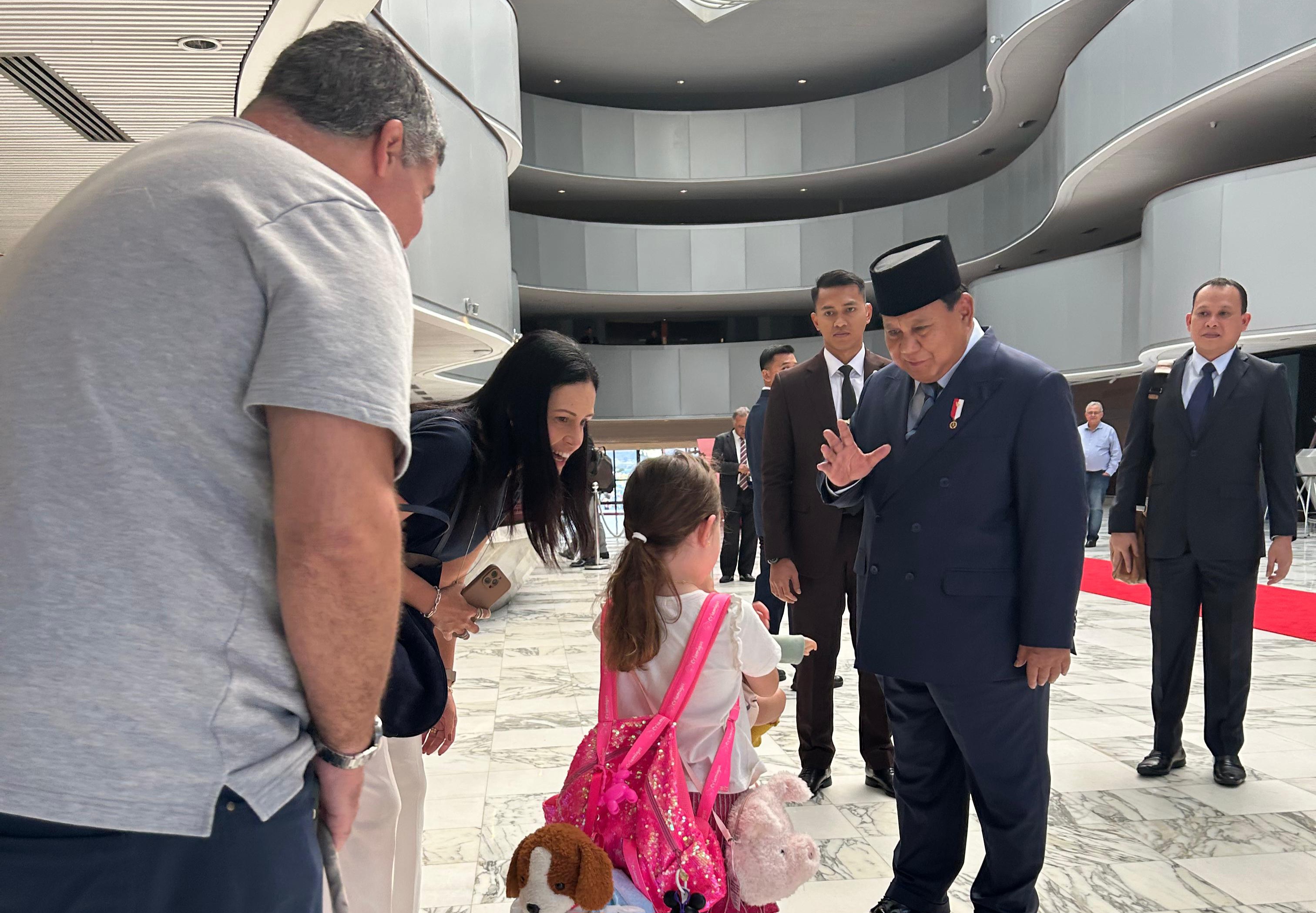 Momen Hangat Presiden Prabowo Sapa Anak Kecil di Brasil 