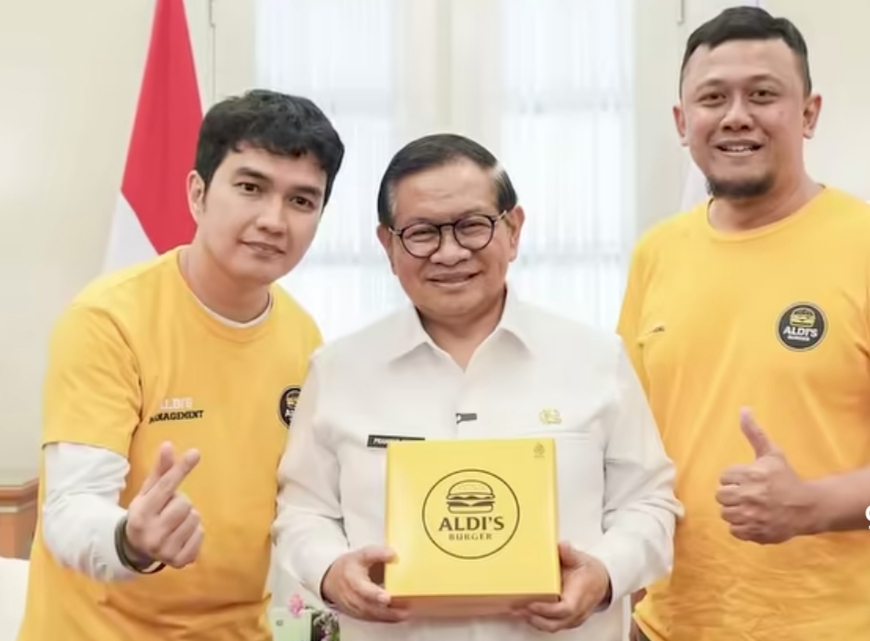 Momen Pramono Cobain Aldi's Burger Besutan Aldi Taher, karena Semua Burger Milik Allah