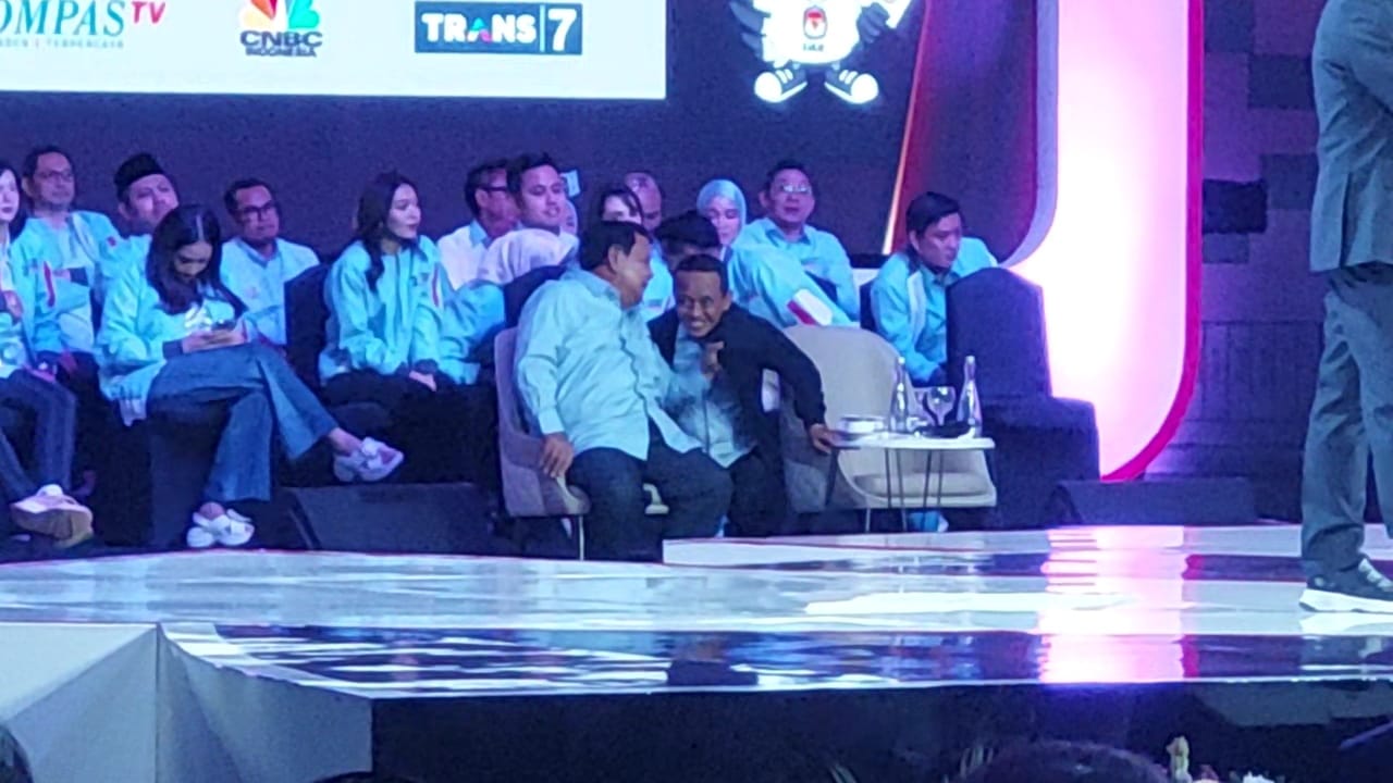 Momen Prabowo Tarik Jaket Bahlil Saat Debat Cawapres 