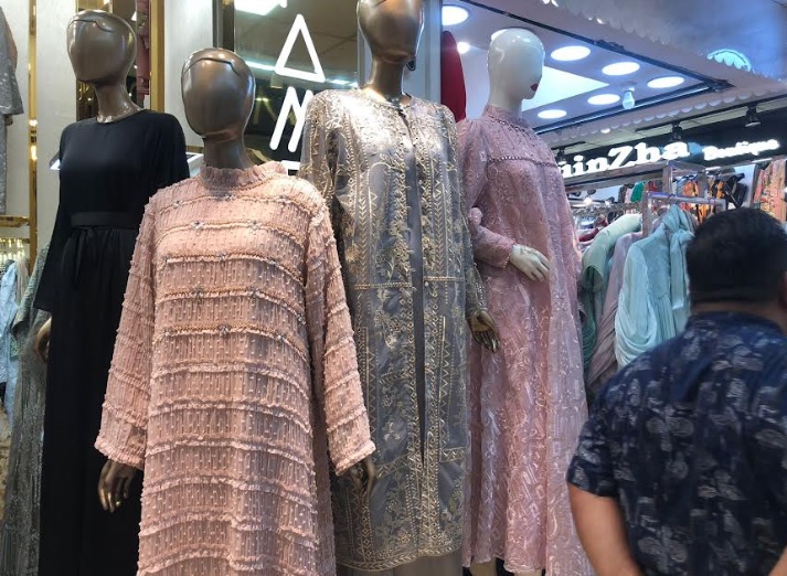 Bukan Kaftan, Outer dan Gamis Pompom Jadi Tren Outfit Ramadhan 2024