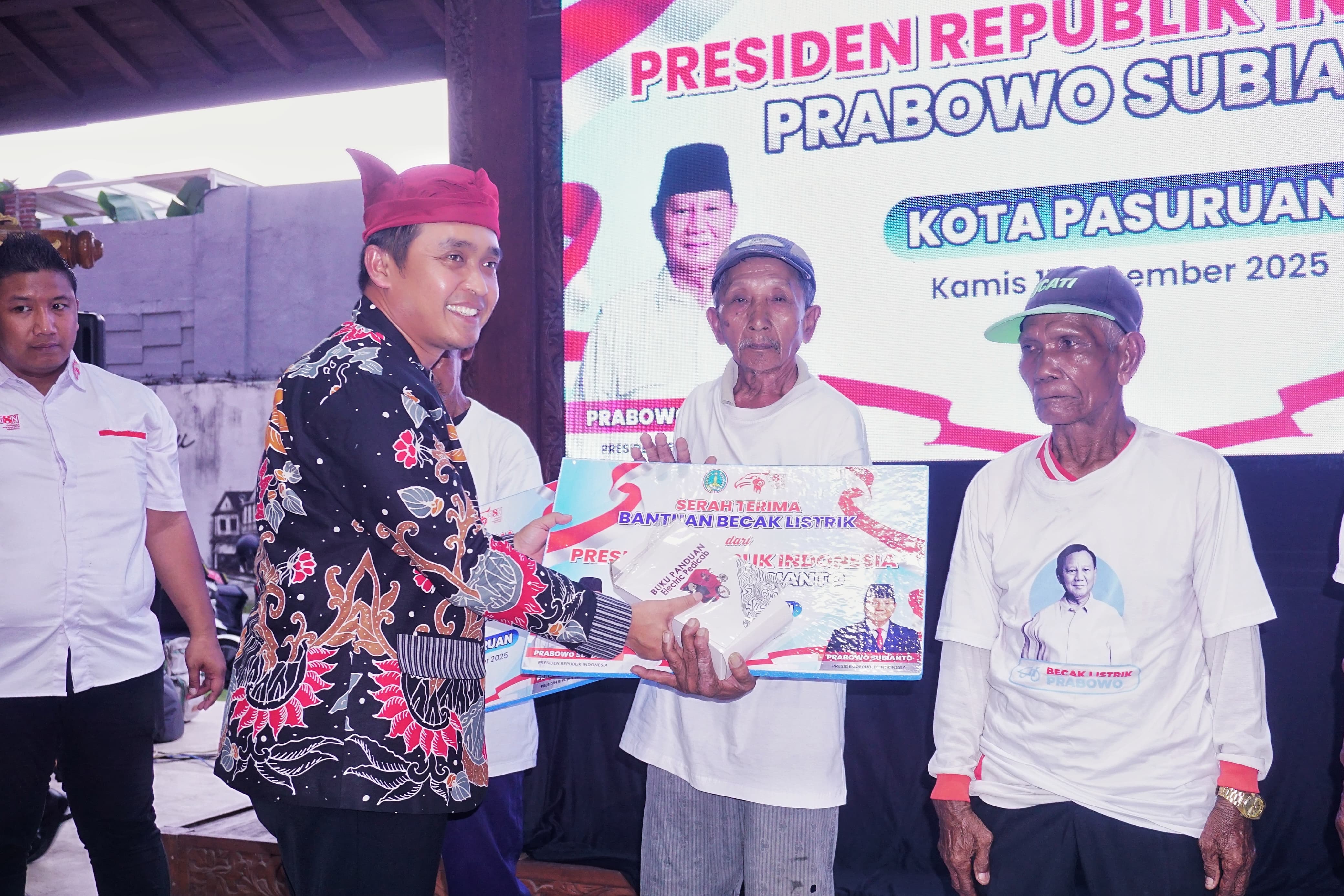 100 Tukang Becak Lansia di Pasuruan Terima Becak Listrik dari Presiden Prabowo