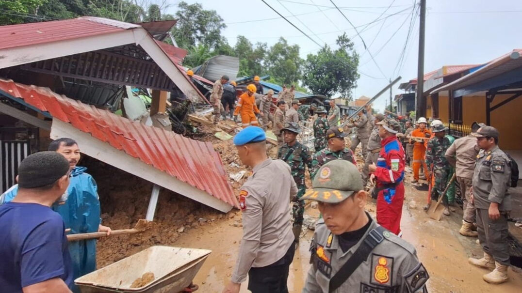 Sekeluarga Tertimbun Longsor di Kota Batam, 3 Orang Tewas