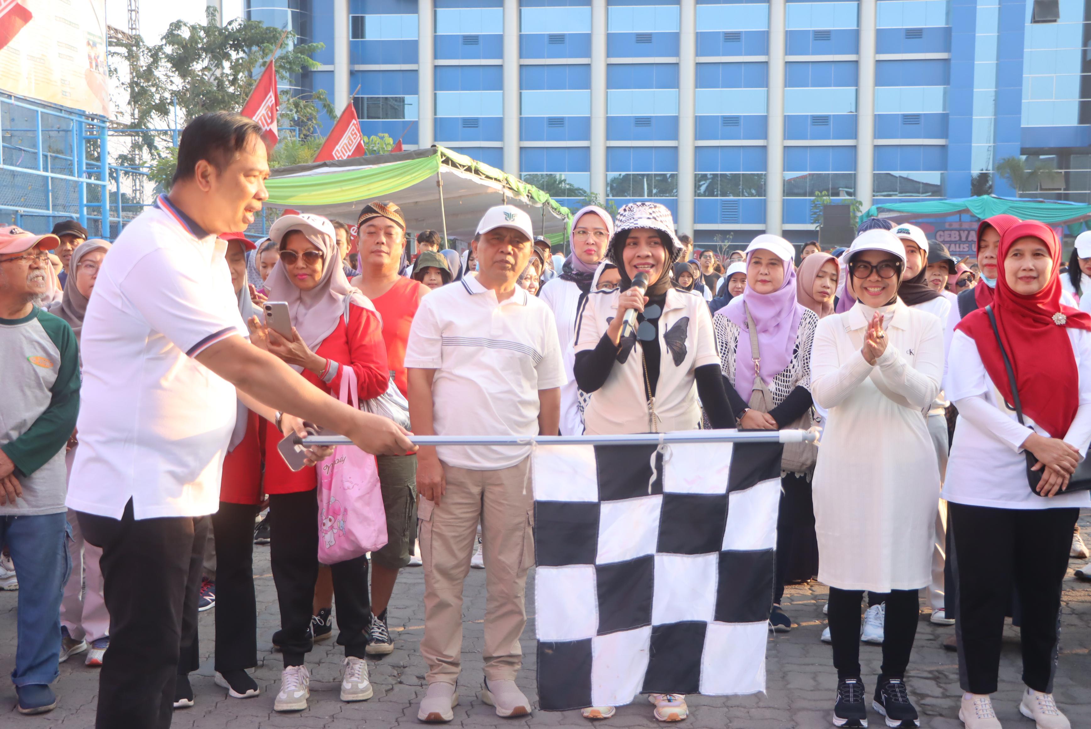 Peringati Dies Natalis ke-44, Unitomo Gelar Jalan Sehat dan Larung Eco Enzyme