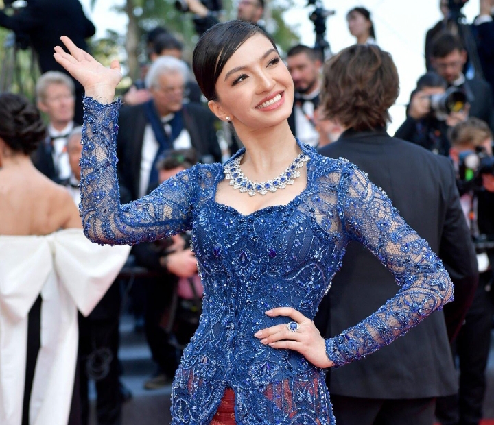 Cantiknya Raline Shah, Berkebaya Biru di Red Carpet Cannes Film Festival 2023
