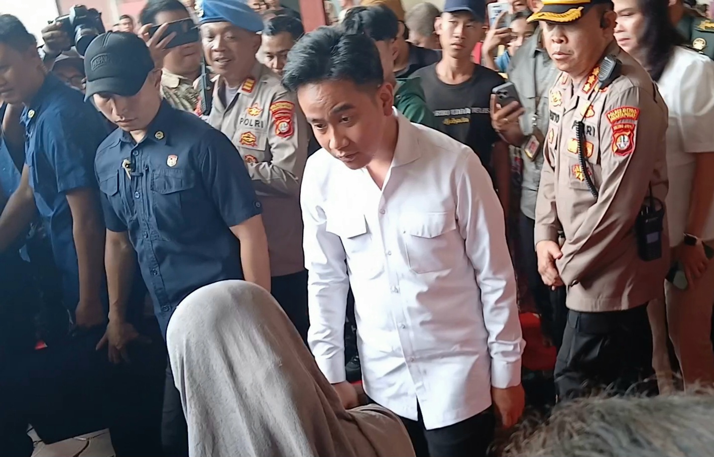 Wapres Gibran Kunjungi Korban Kebakaran Kemayoran, Bagi-bagi Mainan untuk Anak-anak