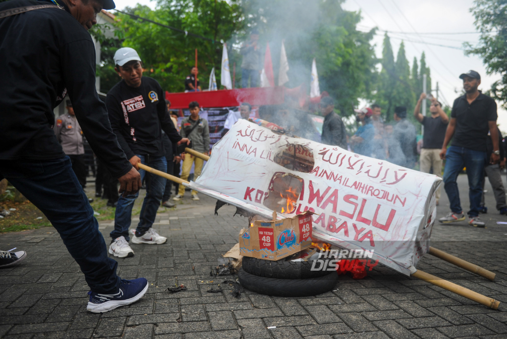 Minta Laporan Pelanggaran Pemilu Ditindaklanjuti, AMI Bakar Keranda Mayat di Depan Kantor Bawaslu Surabaya