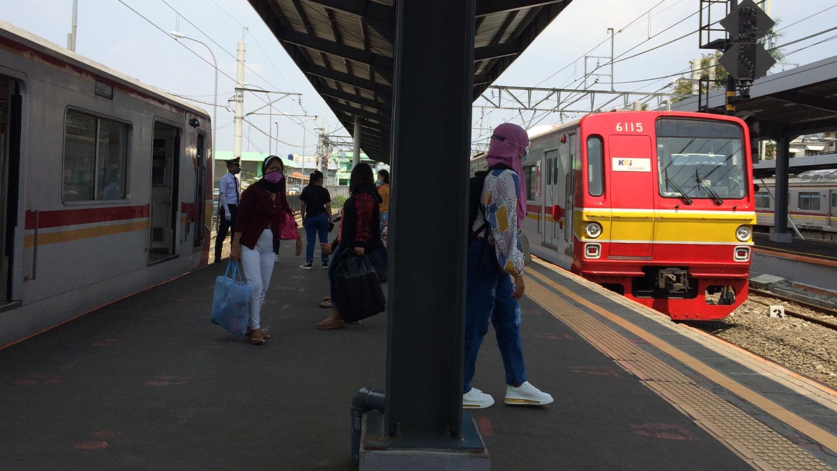 KAI Commuter Catat 1.1 Juta Orang Naik KRL Tiap Hari di Awal Semester II