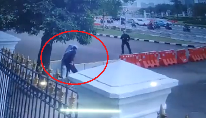 Bocor Rekaman CCTV Wanita Berhijab Bawa Pistol Terobos Istana, Nyaris Lolos dari Hadangan Paspampres