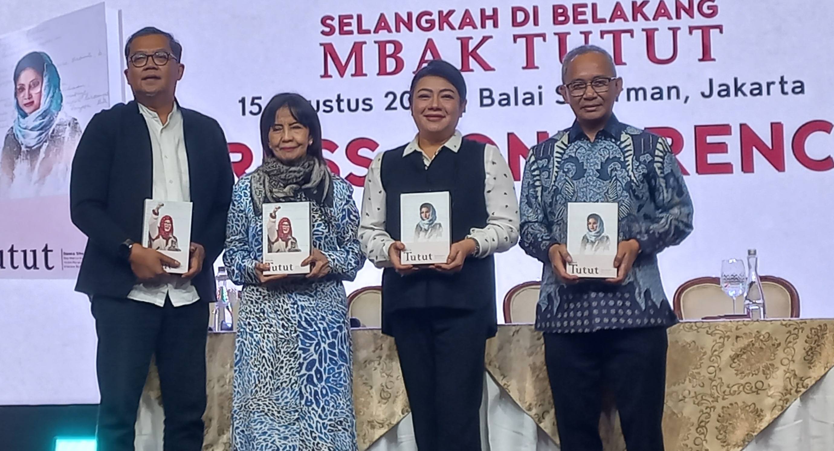 Buku Selangkah di Belakang Mbak Tutut, Bongkar Kisah di Balik Layar Sang Putri Orde Baru