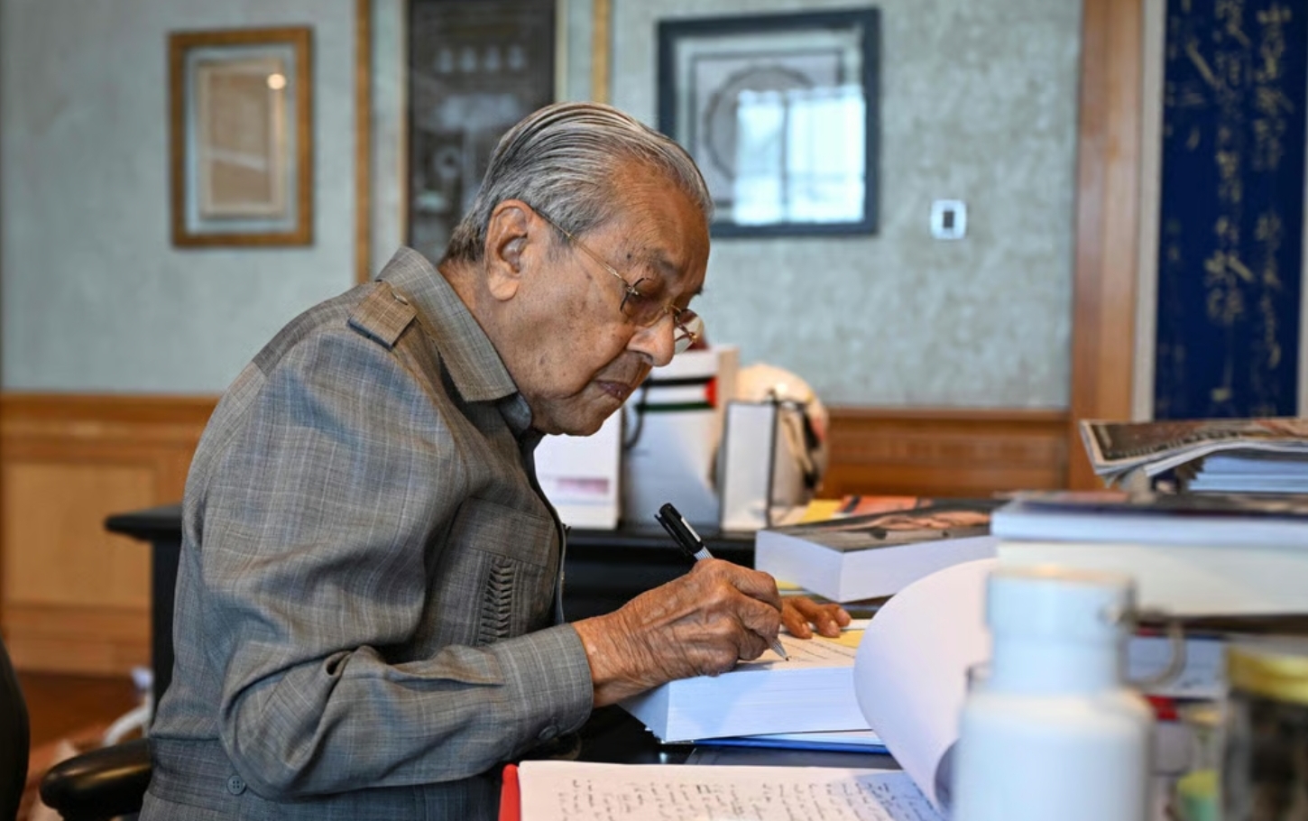 Mahathir Mohamad Genap 100 Tahun, Usia Tak Halangi Pengaruh Politiknya