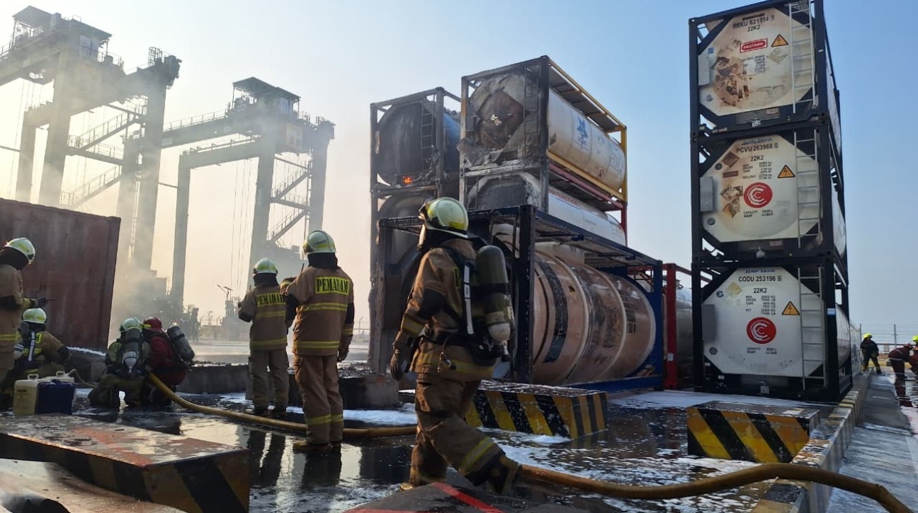 Kebakaran Terjadi di Terminal Kontainer NPCT1 Kalibaru, 19 Unit Damkar Dikerahkan